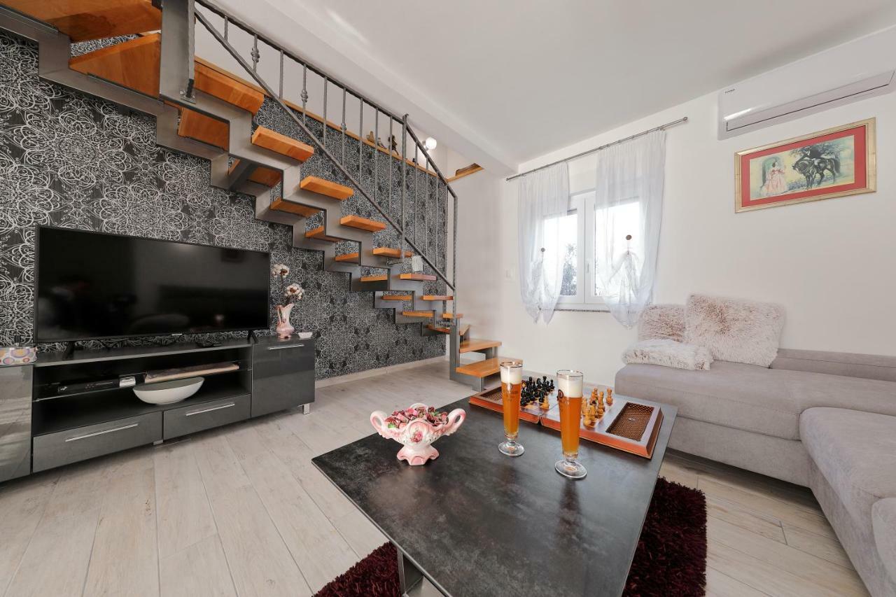 Holiday Home Hrast Debeljak Exterior foto