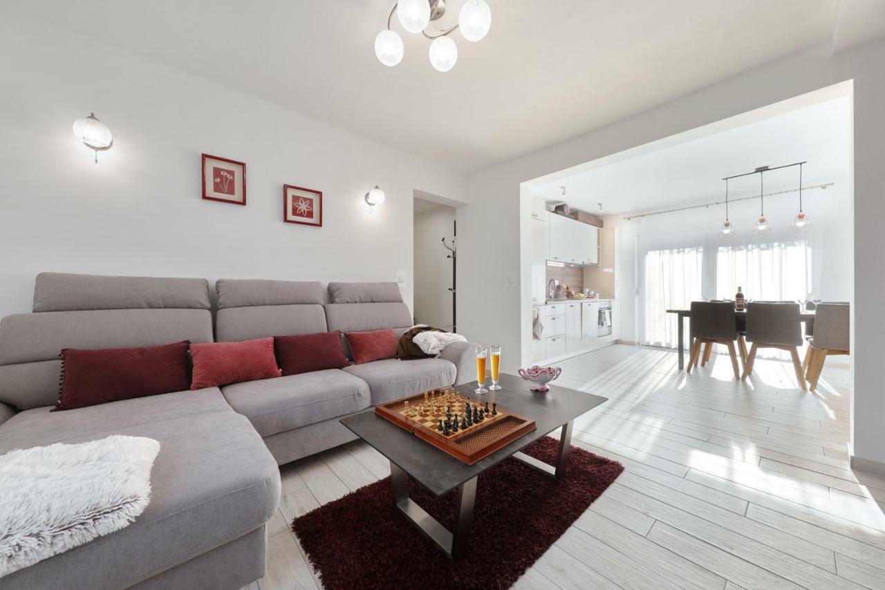 Holiday Home Hrast Debeljak Exterior foto